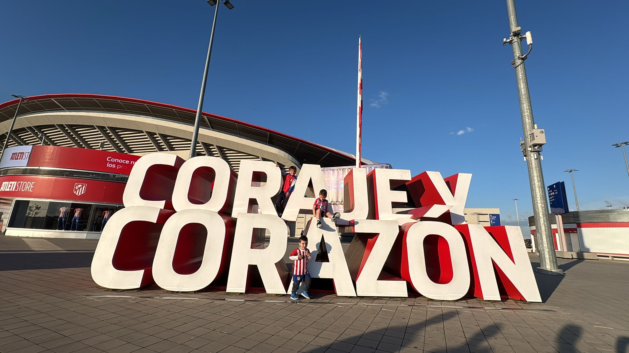 La chavalería de la Peña en el Metropolitano